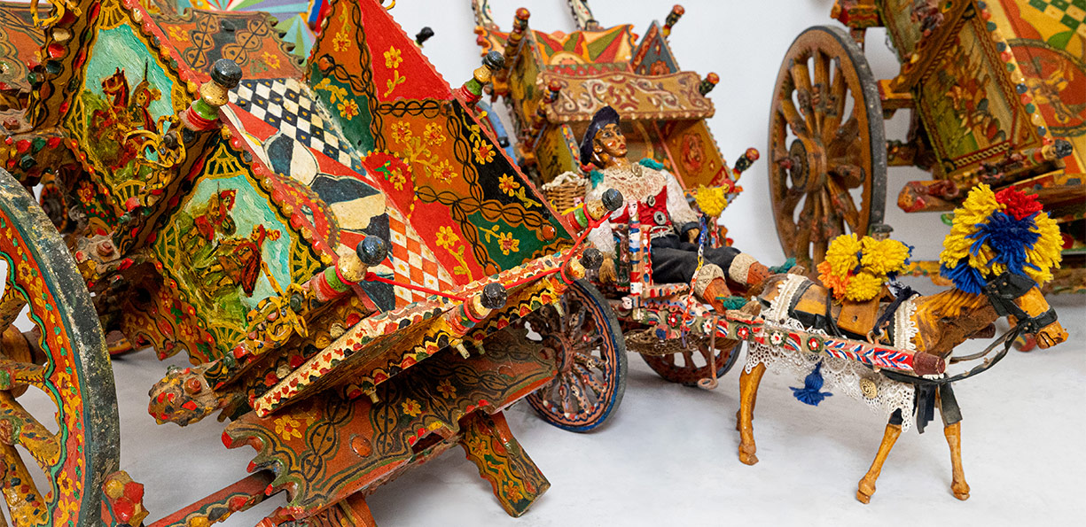 Opere d'arte siciliane: carretto e carretto in miniatura realizzati da Salvatore Sperandeo.