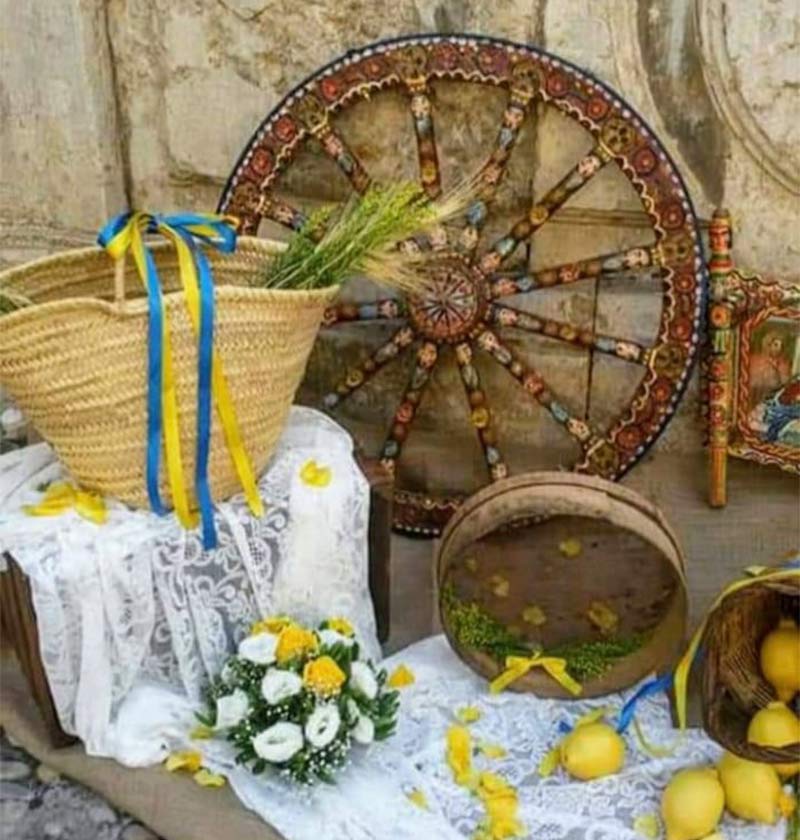 Confettata in stile siciliano con ruota di carretto siciliano e limoni.